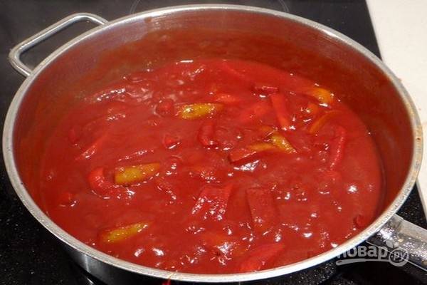 Добавьте протертые помидоры и тушите, пока соус не станет густым, около 10 минут.