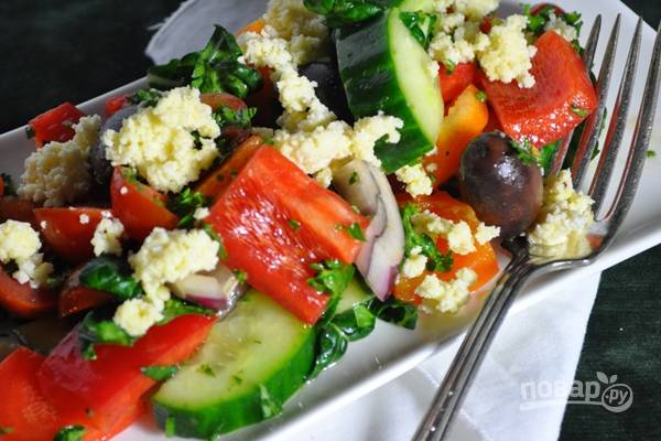 Салат из свежих овощей с брынзой и авокадо