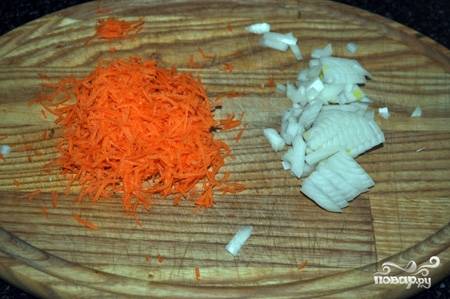 Режем лучок, натираем морковку и добавляем их на сковородку.