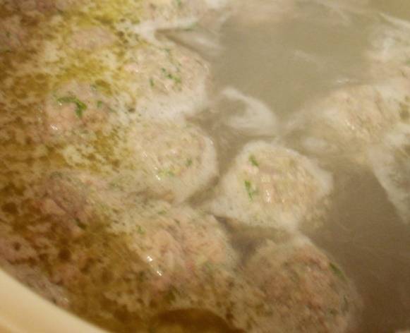 В кипящую воду бросьте фрикадельки. Доведите до кипения и добавьте картофель. Проварив 10 минут, бросьте в суп грибы и зажарку. Не забудьте посолить. Когда картофель будет готов, добавьте отваренную фасоль и доведите суп до кипения. 
