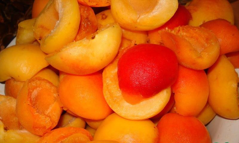 1. Для приготовления варенья нам нужны спелые и не порченные абрикосы. Я люблю те, которые покрупнее. 