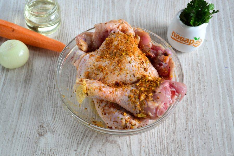 Натрите части курицы солью и приправой для курицы и оставьте на 10 минут.