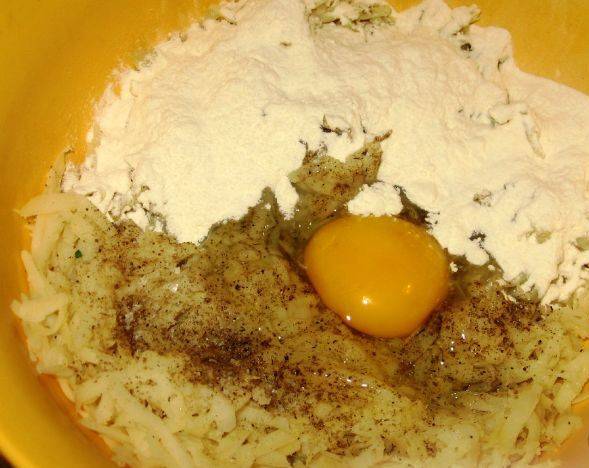 Натрите отварной картофель на мелкой терке, добавьте соль, перец, муку и яйца. Муку сыпьте по чуть, нужно замесить тесто.