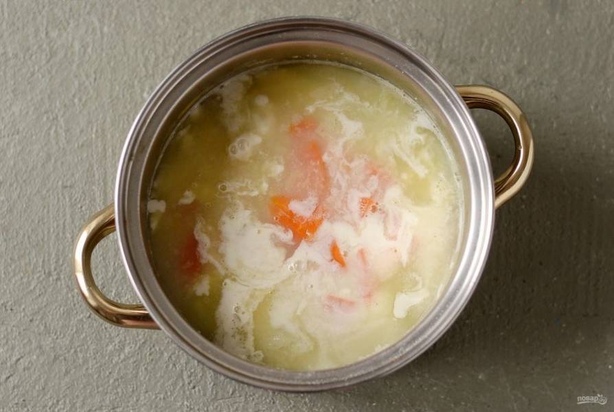 Влейте картофельный отвар обратно. Добавьте сливки. Вливать жидкость лучше не всю сразу, а ориентироваться на желаемую консистенцию. Нарежьте вареную морковь кружочками и добавьте в суп. Посолите и поперчите по вкусу. Доведите до кипения.