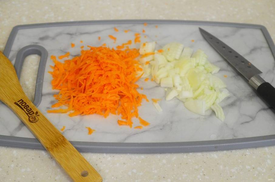 1. Лук и морковь почистите. Морковь натрите на терке, лук нарежьте кубиком.