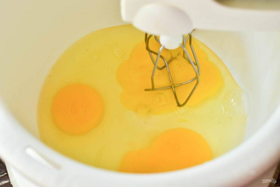 Вбейте в чашу миксера яйца.
