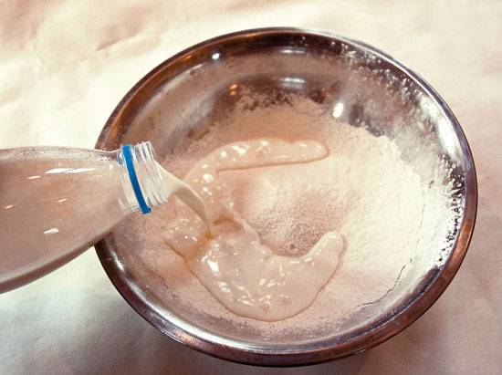 Для начала замешиваем тесто, чтобы оно расстоялось минут 40. В просеянную муку добавляем постепенно молоко, щепотку соли и замешиваем довольно крутое тесто. Скатываем в шар и даём постоять.