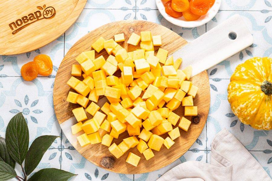 Нарежьте тыкву на небольшие кубики.