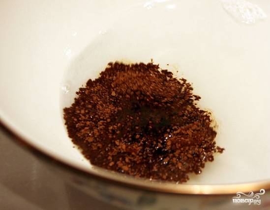 1. Доведите до кипения воду. Растворите в ней кофе, а затем добавьте какао и щепотку корицы. Все как следует перемешайте. 