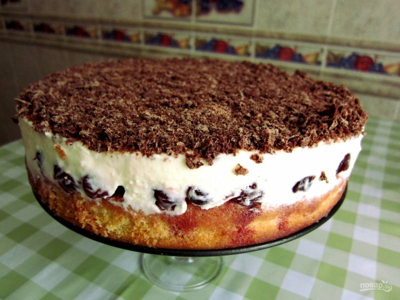 Бисквитный торт с вишневой начинкой