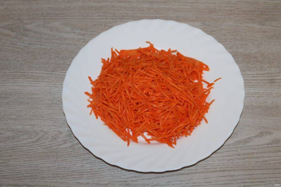 Морковь натрите на крупной тёрке или на тёрке для корейской моркови.