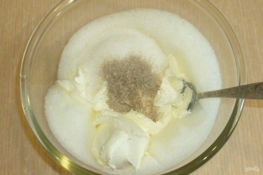 Для крема взбейте белки с сахаром в пышную пену, добавьте маскарпоне и ванильный сахар. Перемешайте до консистенции однородного крема. Отставьте.