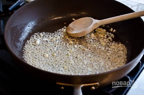4. Потом обжарьте измельчённые ингредиенты всего 1 минуту в масле на сковороде, помешивая.