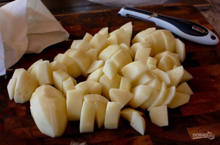 6.	Почистите картофель, порежьте его большими кусочками.