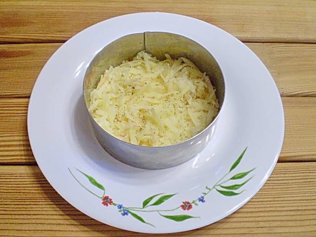 3. Ставим кольцо, первый слой - картофель, соль, перец черный и сеточка из соуса.