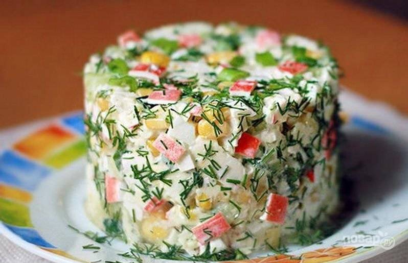 Крабовый салат с кукурузой и соленым огурцом
