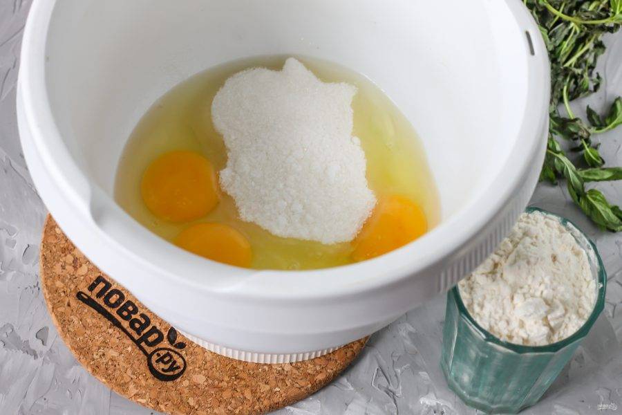Куриные яйца вбейте в глубокую емкость или в чашу блендера, всыпьте туда же сахарный песок и соль. Взбейте все примерно 3-5 минут до увеличения и побеления массы.