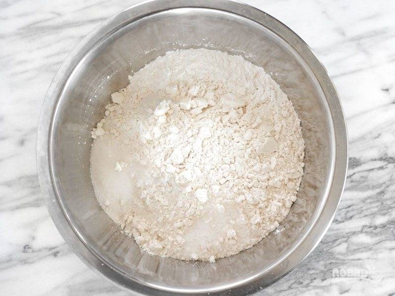 1.	Смешайте муку с солью, разрыхлителем и белым сахаром.