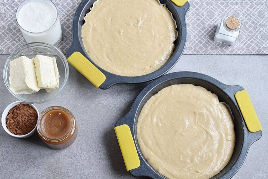 Разлейте тесто в две формы и выпекайте в предварительно прогретой до 170 градусов духовке минут 20.