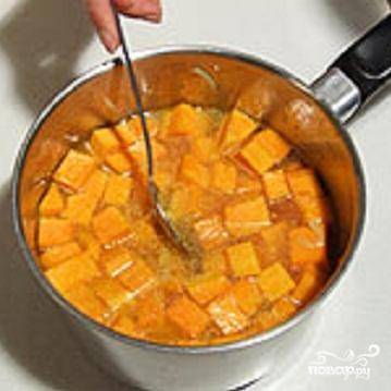 2.	Почистить и мелко нарезать картофель. Кубики тыквы и картофеля положить в кастрюлю с приправами.  Влить сюда же немного бульона, чтобы овощи покрыть. Уменьшить огонь и варить овощи, пока они не станут мягкими.