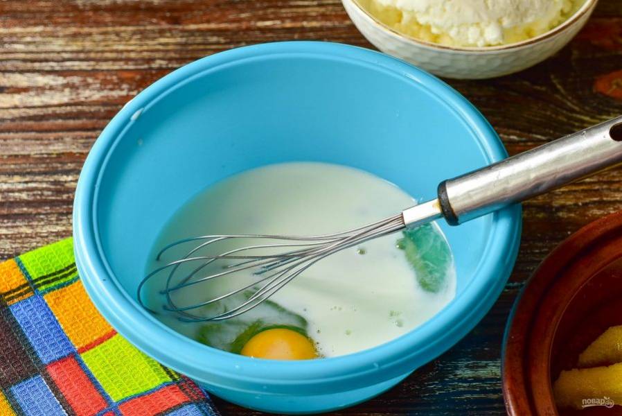 В миске соедините яйца, молоко и 3 ст. ложки сахара.