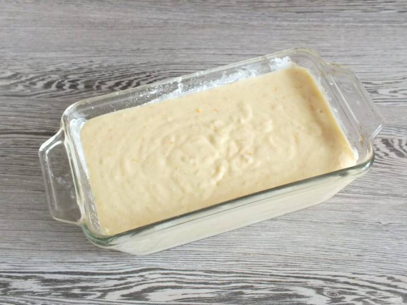 Форму смажьте маслом, выложите тесто. Поставьте в разогретую до 170 градусов духовку на 50-55 минут.