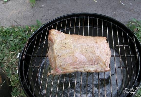 Спустя это время подготовьте коптильню, разогрев её до 110 градусов. Уложите на неё мясо.