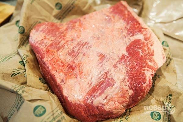 1.	Выбирайте мясо с жировой прослойкой на одной стороне, вымойте мясо и оботрите его салфетками. Убедитесь, что перед началом приготовления мясо комнатной температуры.