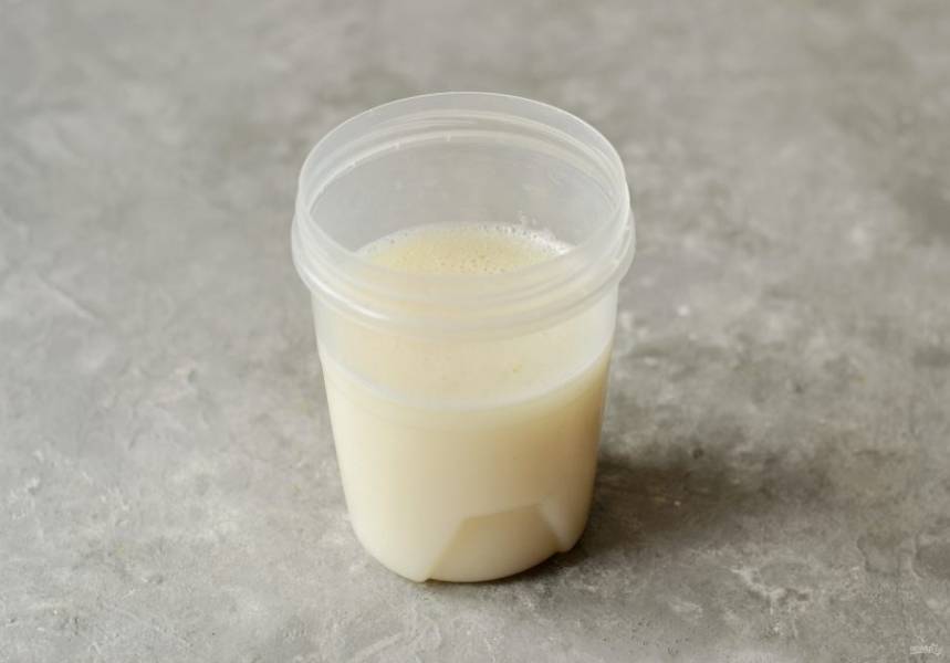 В высокой емкости взбейте миндальное молоко, воду и масло.