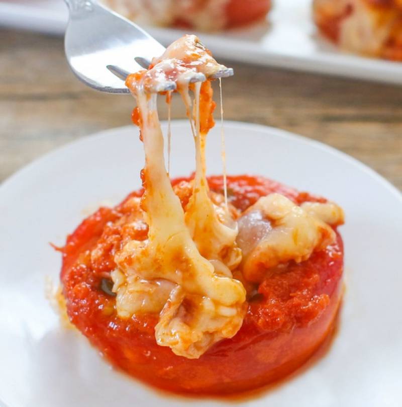 6. Вот и весь простой рецепт помидоров под сыром, который обязательно стоит повторить. Насыщенный вкус, аппетитная корочка - что может быть лучше.
