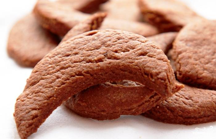Песочное печенье шоколадное трещинками