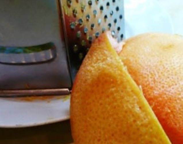 Надрежьте шкурку грейпфрута на несколько долек, чтобы было удобнее её снять с фрукта. Затем снимите её и на мелкой терке удалите глянцевую часть цедры.