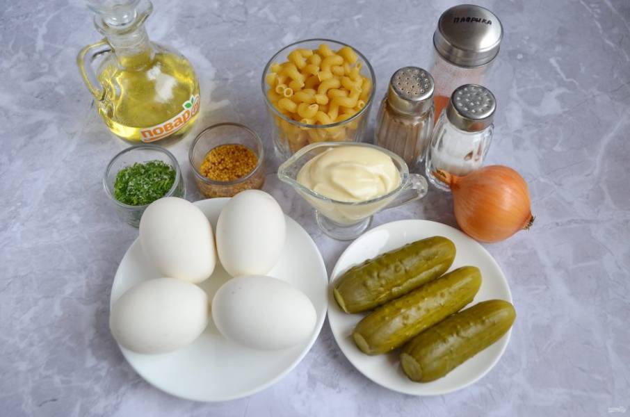 1.  Подготовьте продукты. Отварите яйца вкрутую, закипятите воду с солью для пасты.