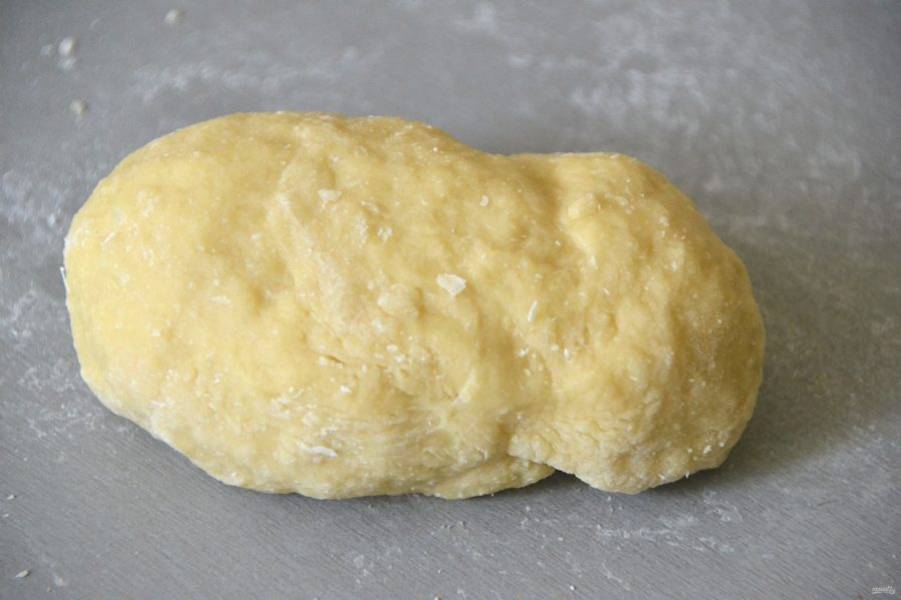 Замесите тесто, оно должно быть тугим, но не очень, чтобы из него можно быть сделать клецки, но при этом, чтобы они не были слишком грубыми после варки.