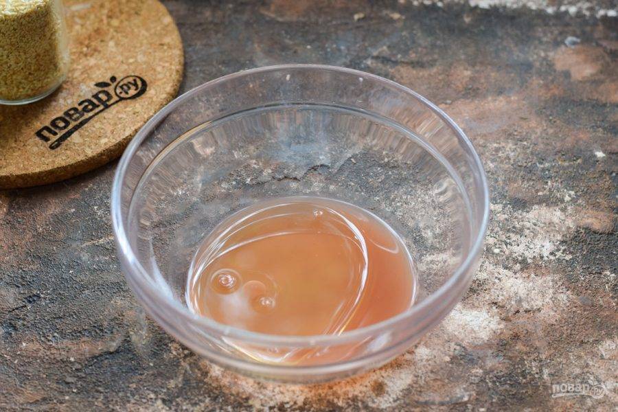 Возьмите глубокую миску, влейте в нее сок, добавьте растительное масло без запаха.
