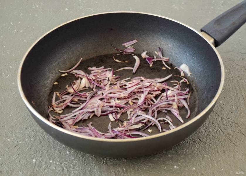 На сковороде с растительным маслом обжарьте измельченный лук и чеснок до золотистости. 