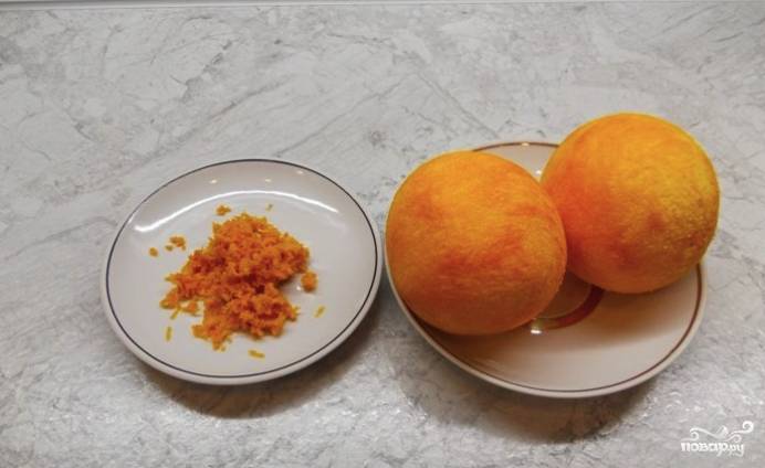 Для начала хорошо вымойте цитрусовые. Затем снимите цедру с двух апельсинов, натерев её на мелкой тёрке. Из лимона и одного с половиной апельсина выжмите сок, смешайте эти соки.