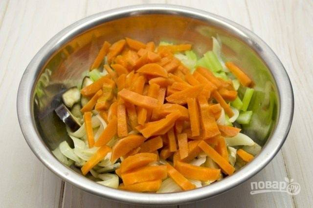 Очищенную морковь нарежьте брусочками. Бланшируйте её в солёной воде 6 минут. Затем овощи соедините.