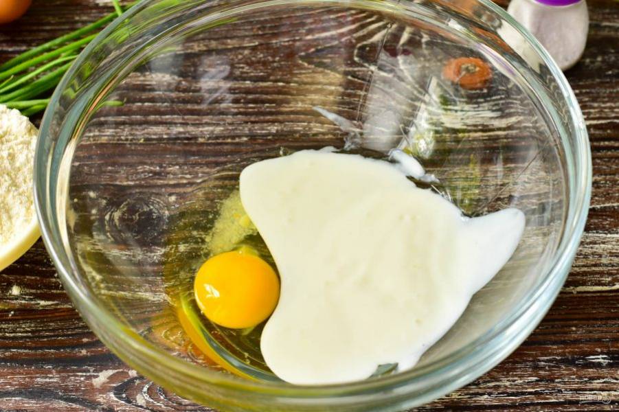 Вбейте куриное яйцо в миску, добавьте соль и влейте кефир комнатной температуры.
