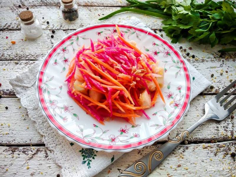 Салат из редьки с чесноком и морковью готов. Переложите салат на блюдо и подавайте к столу. Приятного аппетита!