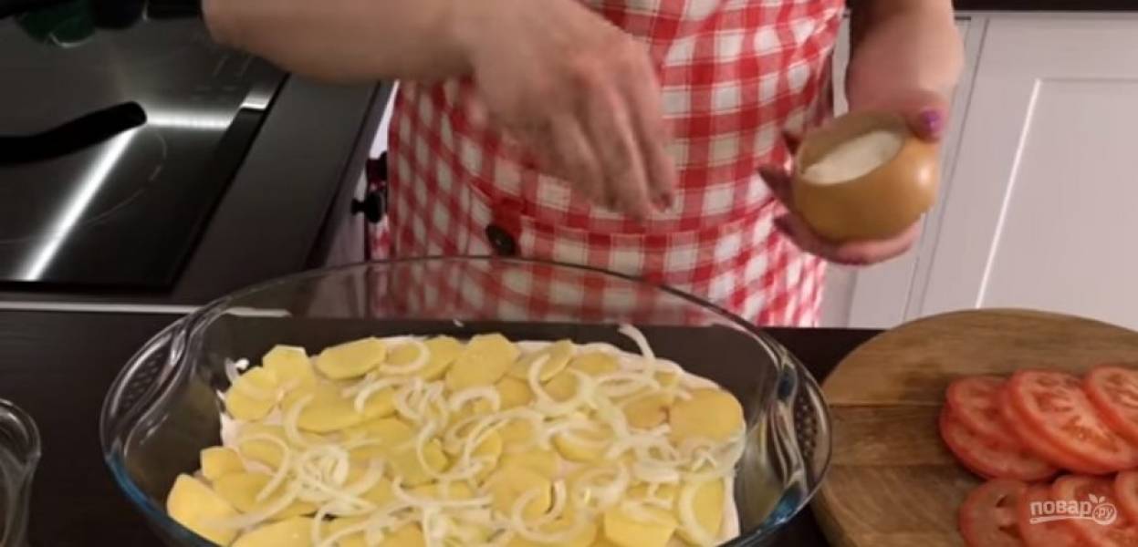 3. На низ формы выложите немного соуса, сверху – картофель, лук. Посолите. Выложите и равномерно распределите все мясо. Снова выложите картофель, лук, посолите. Сверху залейте картофель соусом. 