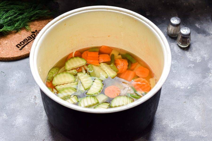 Залейте в чашу горячую воду, в процессе приготовления добавьте специи, чтобы вкус супа был более насыщенным и ярким — соль, перец, паприку, сухой чеснок. Готовьте суп на режиме "Суп" в течение 40 минут.