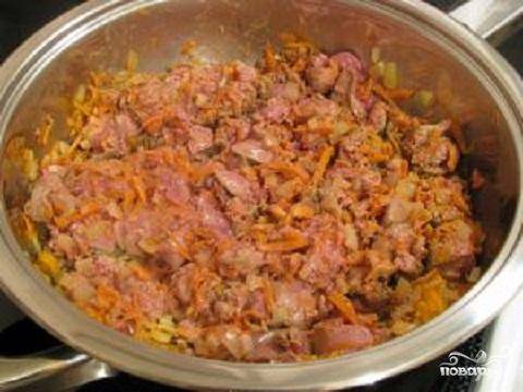 1. Подготовим все продукты для готовки. Овощи, конечно, надо вымыть и почистить. Печень промыть, снять с нее пленку и вырезать жилки. Лучок мелко нарежем. Морковь можно натереть на терке, а можно нарезать тонкой соломкой. Печень нарежем небольшими кусочками. Разогреть на сковороде масло и обжарить лук. Картофель красиво будет смотреться в виде кубиков или небольших брусочков. Потом добавим морковь. Когда морковь станет мягкой, положим в сковородку печень и прожарим все минуты 2-3.