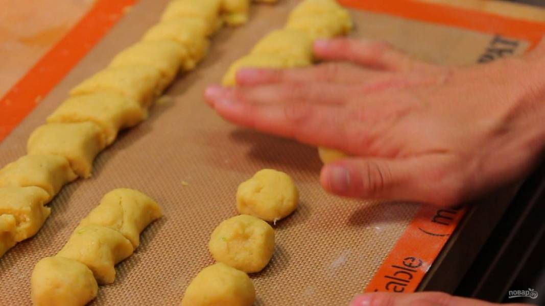 3. Затем тесто раскатайте в колбаску и разделите её на равные кусочки, а потом сделайте шарики размером в 2-3 см.