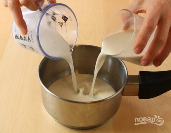 1. В небольшой сотейник влейте молоко и поставьте на огонь. Параллельно на водяной бане или в микроволновке растопите шоколад. 