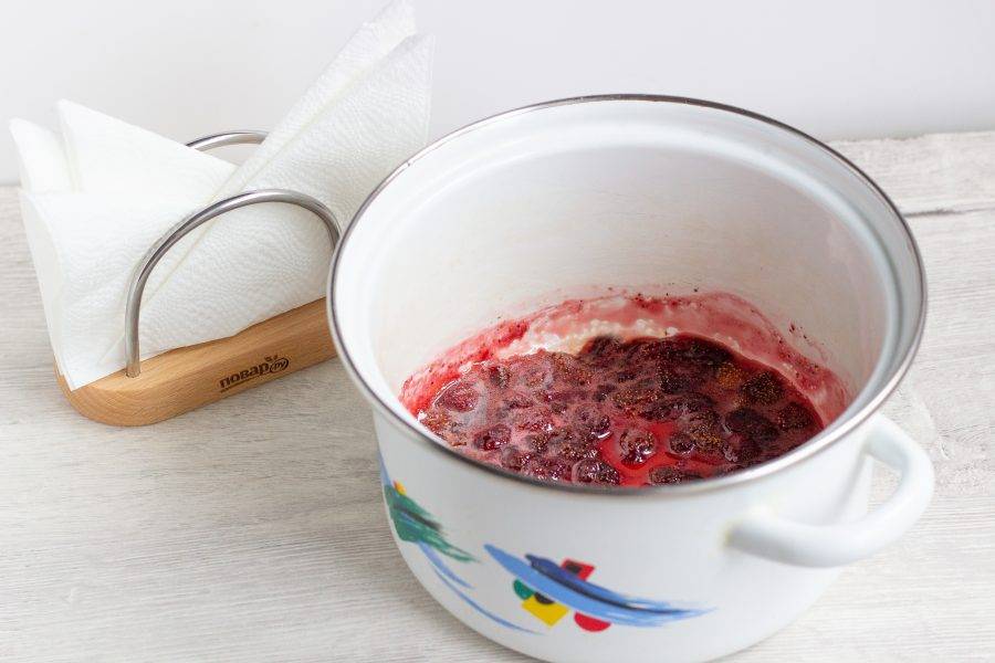 Когда ягода пустит сок, можно начинать варить варенье. Варить нужно по 5 минут 3 раза. Пять минут кипит на слабом огне, не менее 2 часов настаивается. Такой способ варки обеспечит свежесть ягод, красивый цвет и отличный вкус.