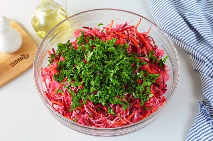 Порубите мелко зелень, добавьте к овощам. Заправьте салат растительным маслом.