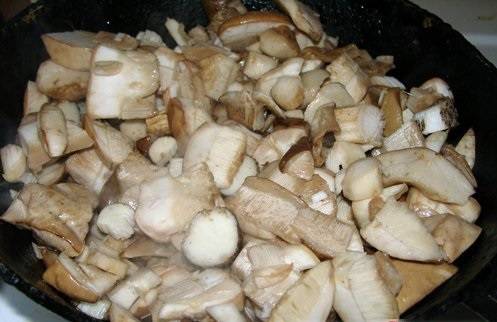 Обжариваем грибы на растительном масле в сковородке с толстым дном. Обжариваем около 30 минут, помешивая, за это время грибы выделят много сока.