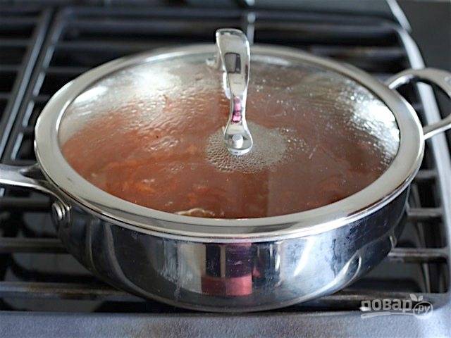 5.	Накройте сковороду крышкой, включите максимальный огонь, доведите до кипения, затем уменьшите огонь и готовьте 10-12 минут.