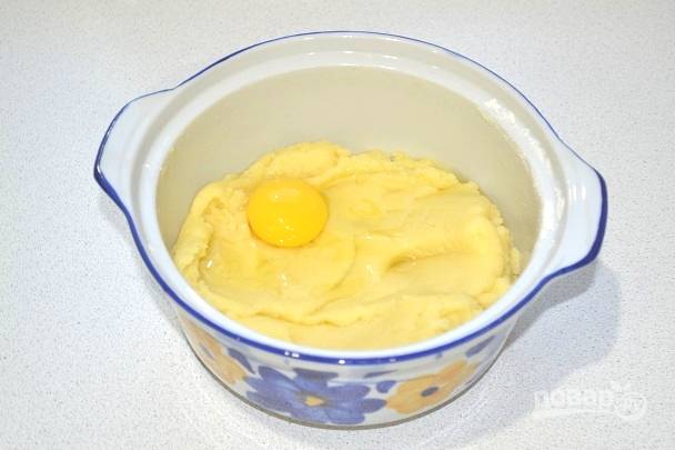 7. Немного остудите тесто, чтобы оно стало комнатной температуры. По одному вбивайте яйца, каждый раз тщательно вымешивая тесто. 